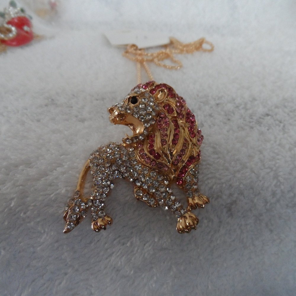 Pink & clear Crystal Lion Pin Pendant Necklace